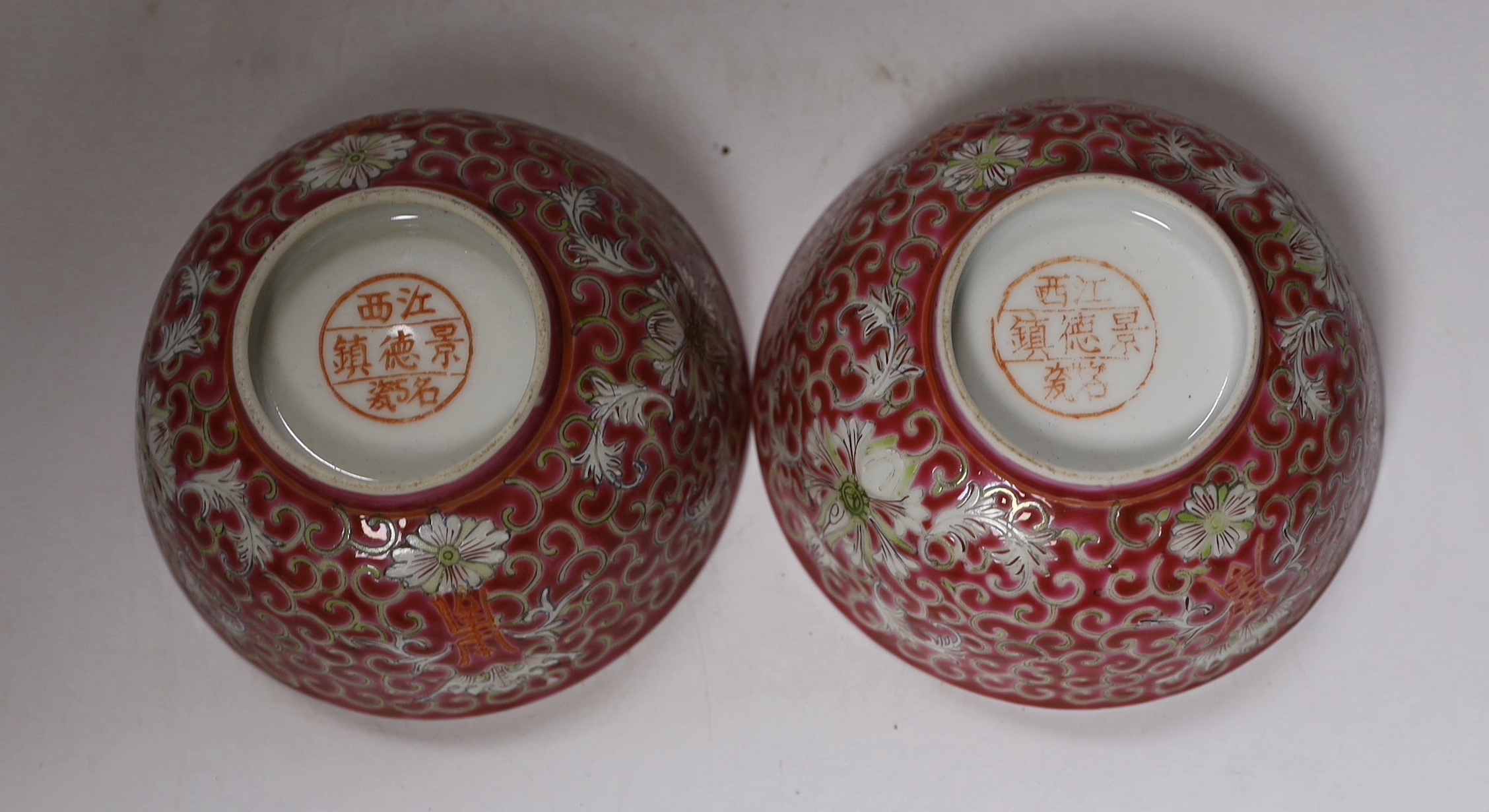 A pair of early 20th century Chinese bowls and stands, 11.5cm diameter